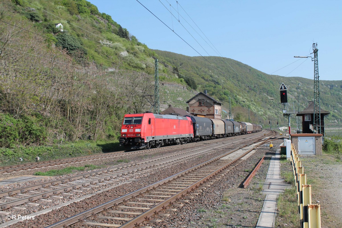 185 276-3 mit einem gedeckten Gterzug in Kaub. 22.04.15