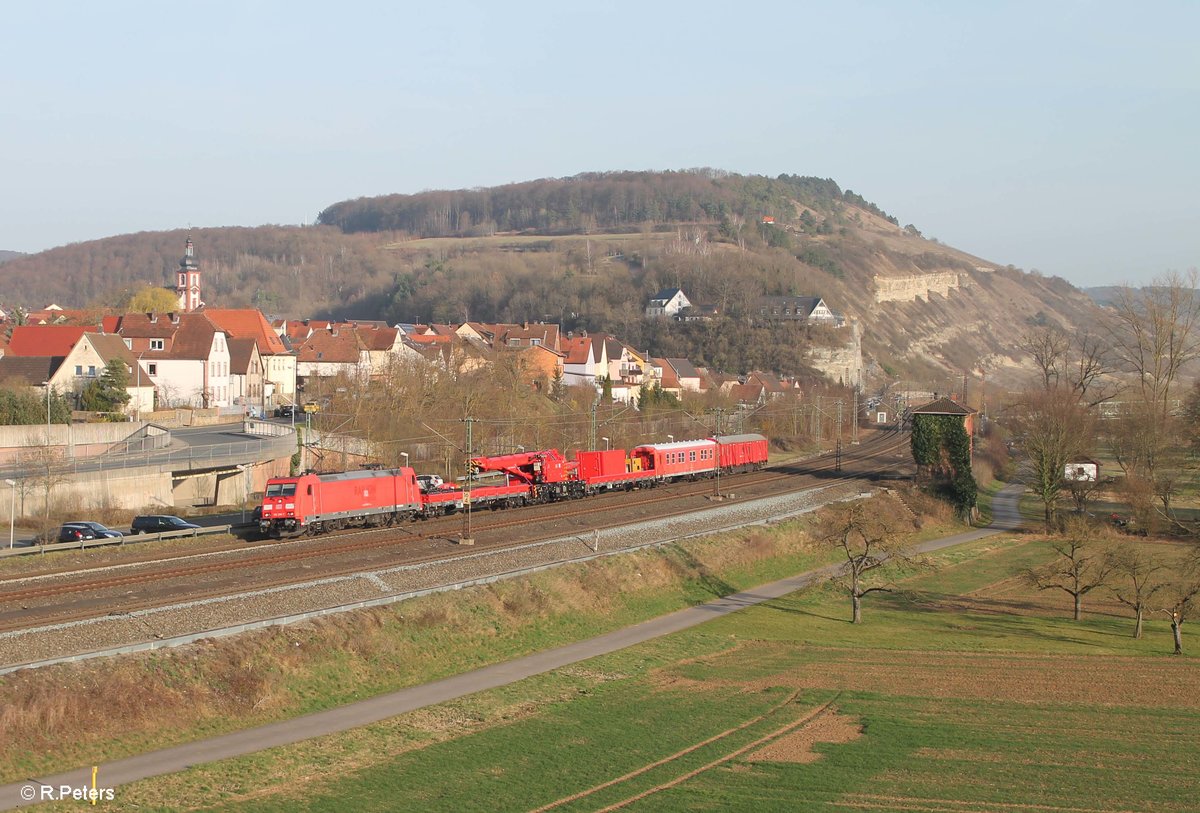 185 298-7 durchfährt Retzbach-Zellingen mit einem Hilfszug. 16.03.17