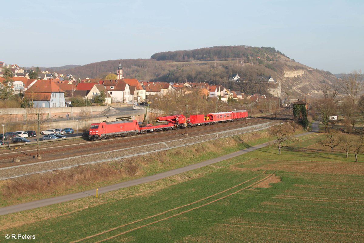 185 298-7 durchfährt Retzbach-Zellingen mit einem Hilfszug. 16.03.17