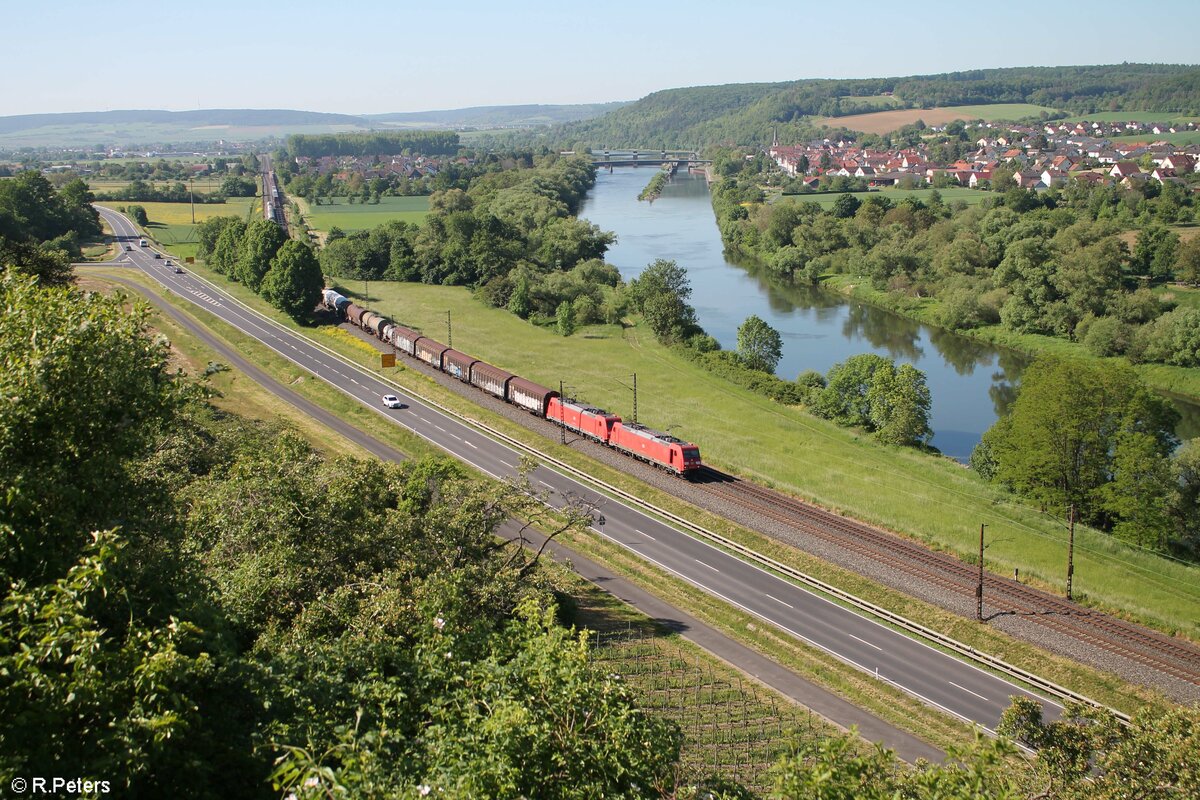 185 299-5 und 185 285 ziehen ein Kohlezug zwischen Himmelstadt und Karlstadt gen Norden. 02.06.21