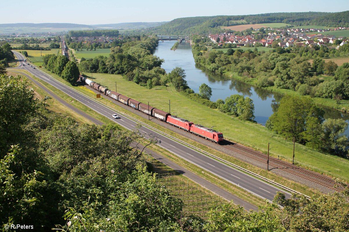 185 299-5 und 185 285 ziehen ein Kohlezug zwischen Himmelstadt und Karlstadt gen Norden. 02.06.21