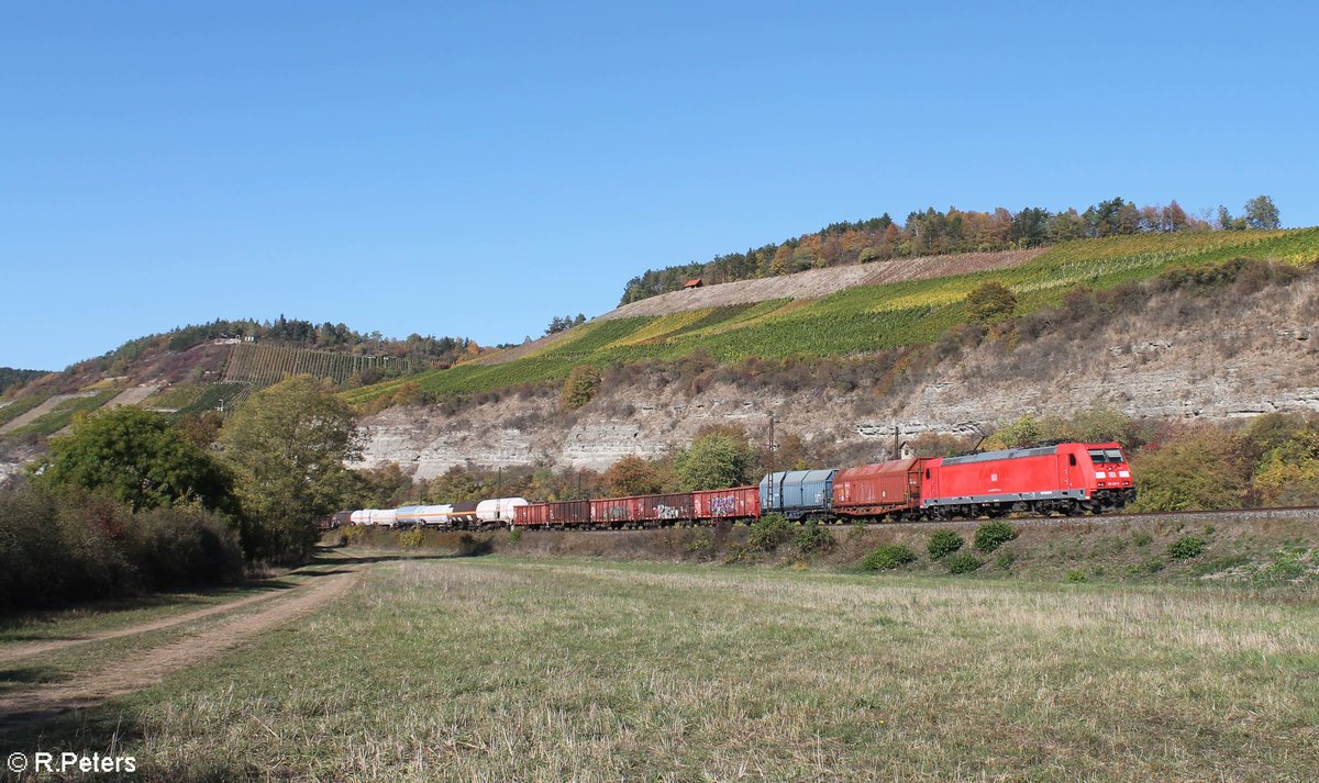 185 301-9 zieht ein gemischten Güterzug bei Himmelstadt gen Süden. 13.10.18