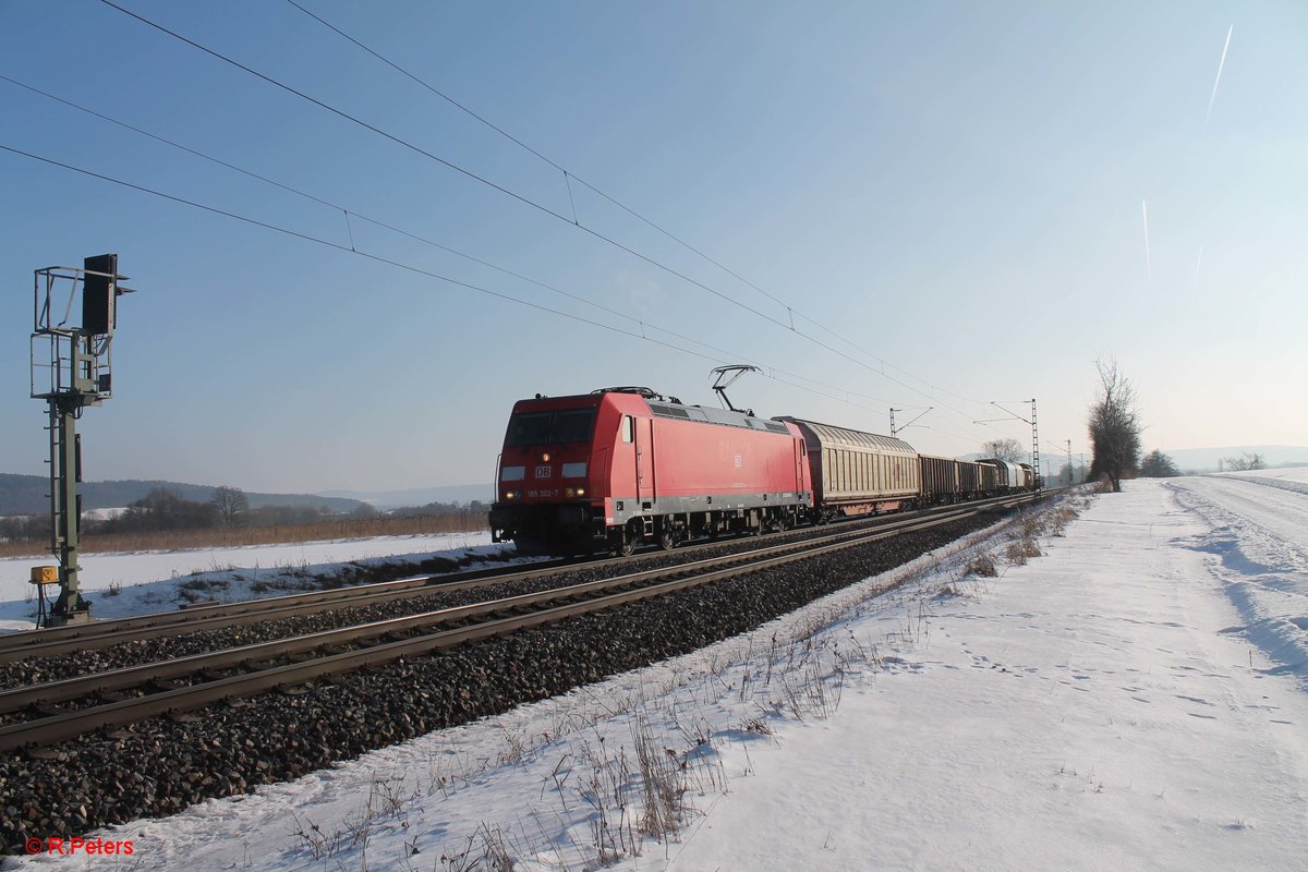 185 302-7 zieht bei Pölling einen gemischten Güterzug in Richtung Nürnberg. 26.01.17