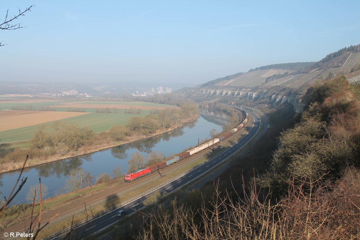 185 302-7 zieht einen gemischten Güterzug Richtung Passau zwischen Karlstadt und Himmelstadt durchs Maintal. 16.03.17