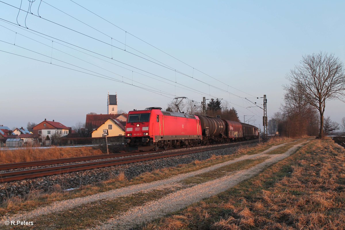 185 310-0 zieht bei Moosham ein gemischten Güterzug. 11.02.17