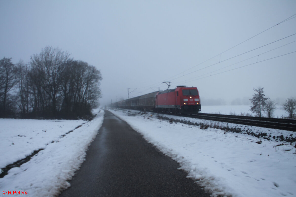 185 310 mit Schiebewandwagen bei Pölling. 09.12.23