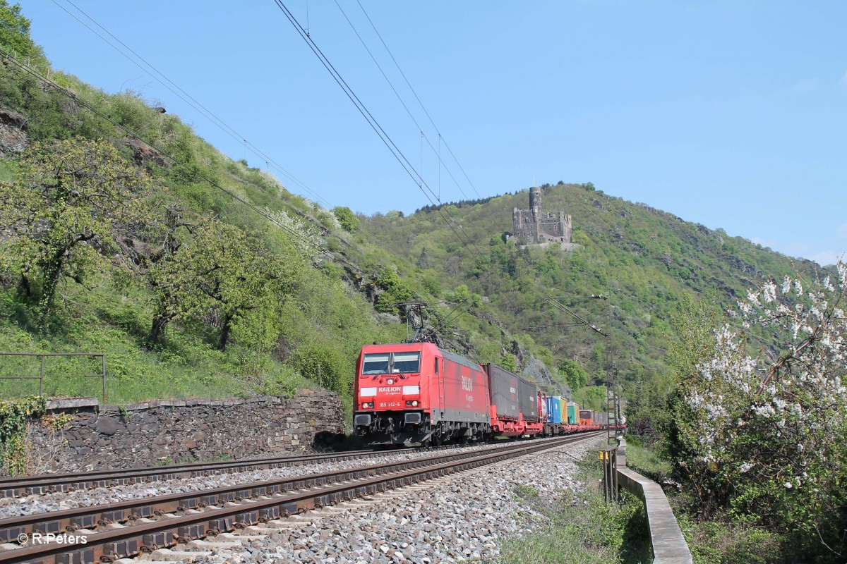 185 312-6 mit einem Wechselpritchenzug bei Wellmich. 22.04.15