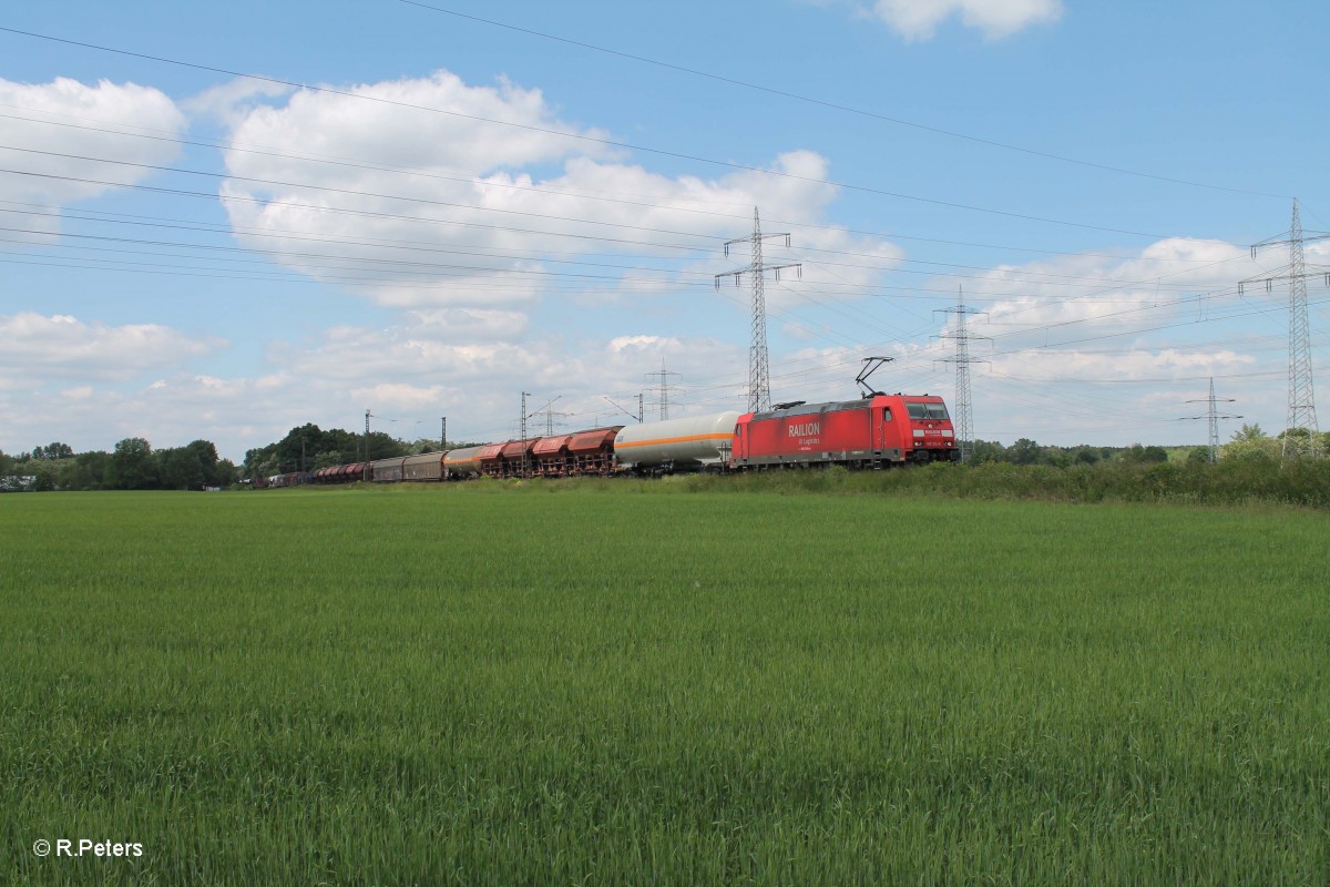 185 312-6 zieht einen gemischten Güterzug bei der Stromkreistrennstelle bei Bischofsheim. 20.05.15