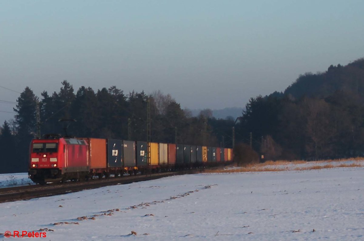 185 318-3 zieht ein Containerzug bei Seubersdorf. 21.01.17