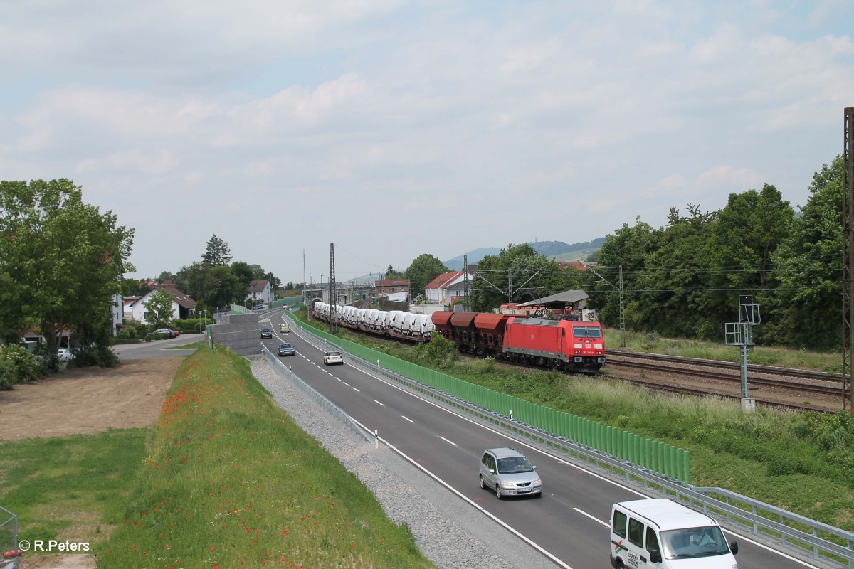 185 320-9 durchfährt Hemsbach mit einem gemischten Güterzug in Richtung Süden. 28.05.15