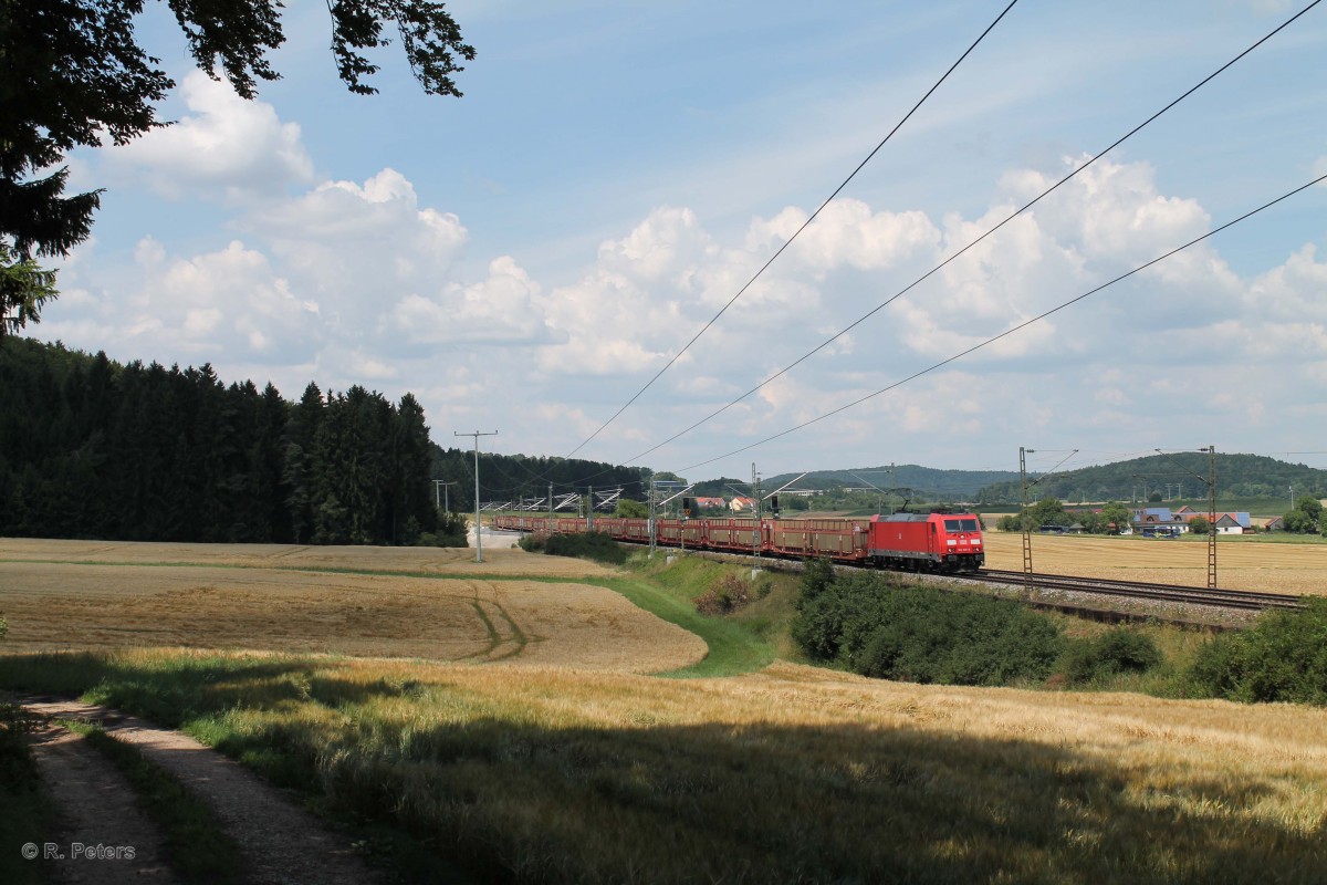 185 333-9 mit einem leeren Autotransportzug bei Dettenhofen. 23.07.14