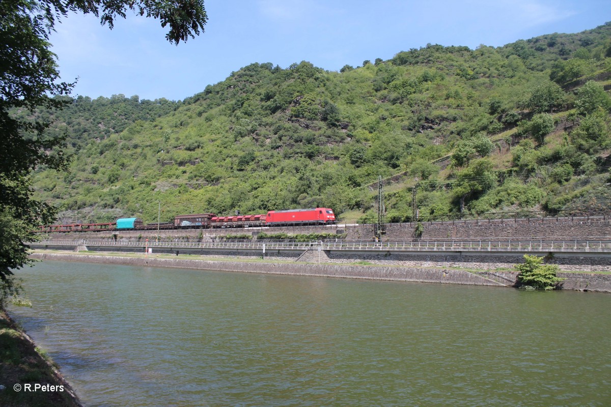 185 339 hat St. Goarshausen mit einem gemischten Güterzug verlassen und erreicht gleich den Loreley Tunnel. 18.07.14