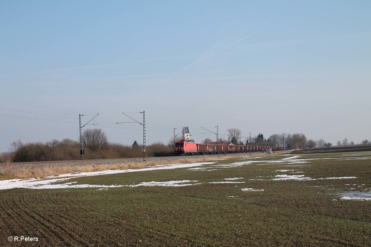 185 340-7 zieht ein offenen Güterzug bei Moosham. 11.02.17