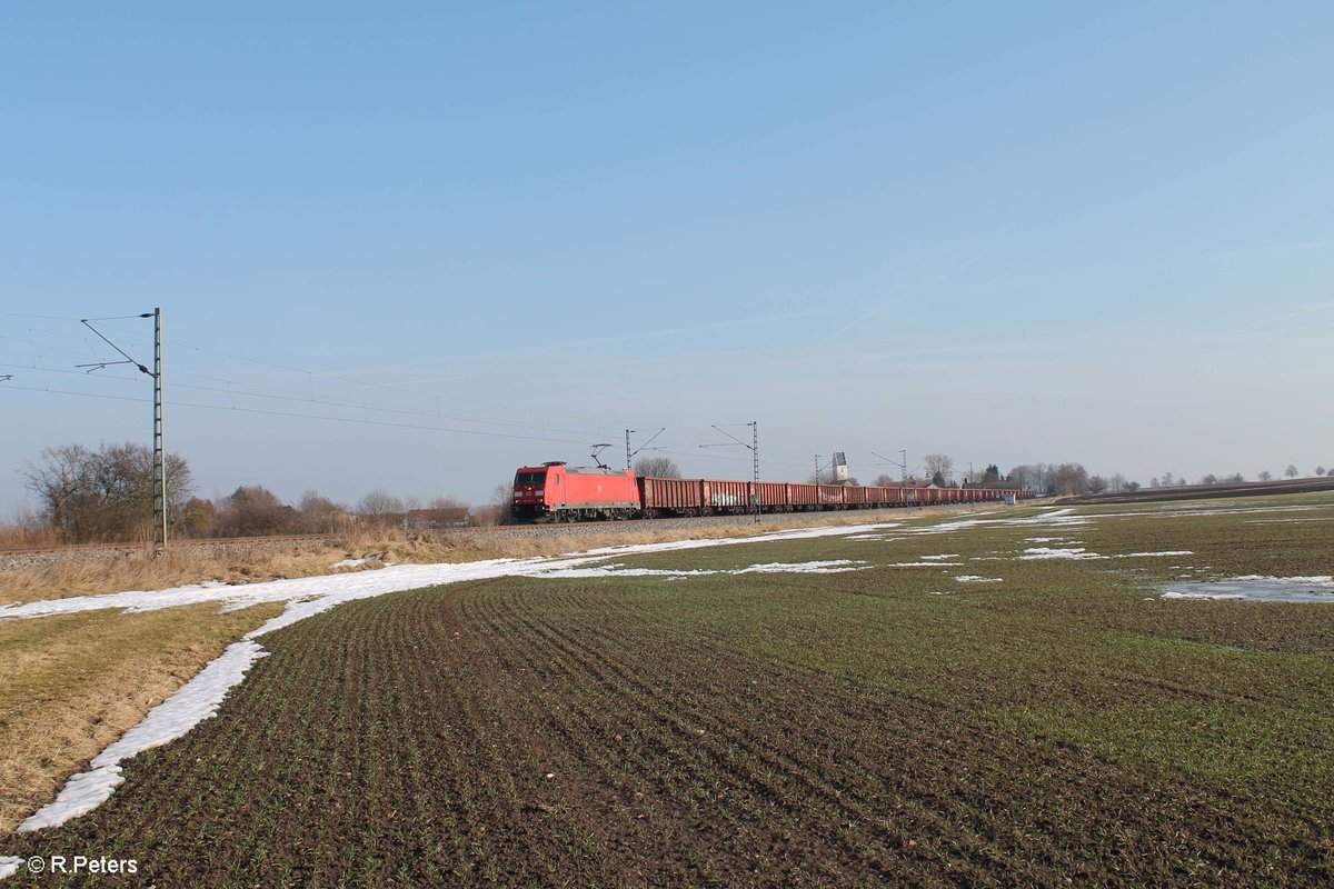 185 340-7 zieht ein offenen Güterzug bei Moosham. 11.02.17