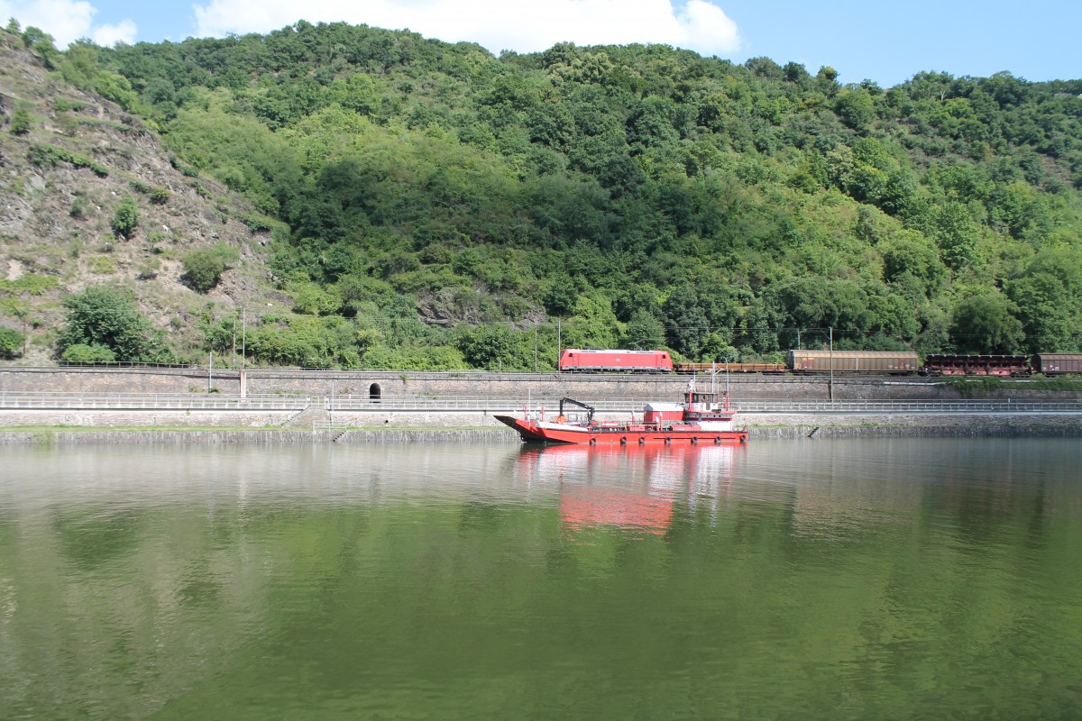 185 346-4 hat den Loreley Tunnel mit einem gemischten Güterzug verlassen und erreicht gleich St. Goarshausen. 16.07.14