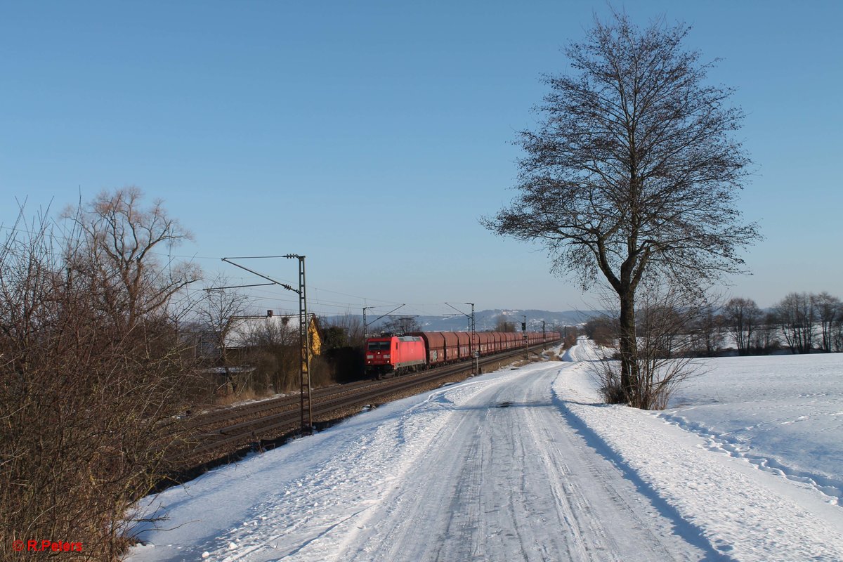 185 346-4 zieht ein Kohlezug bei Pölling. 26.01.17