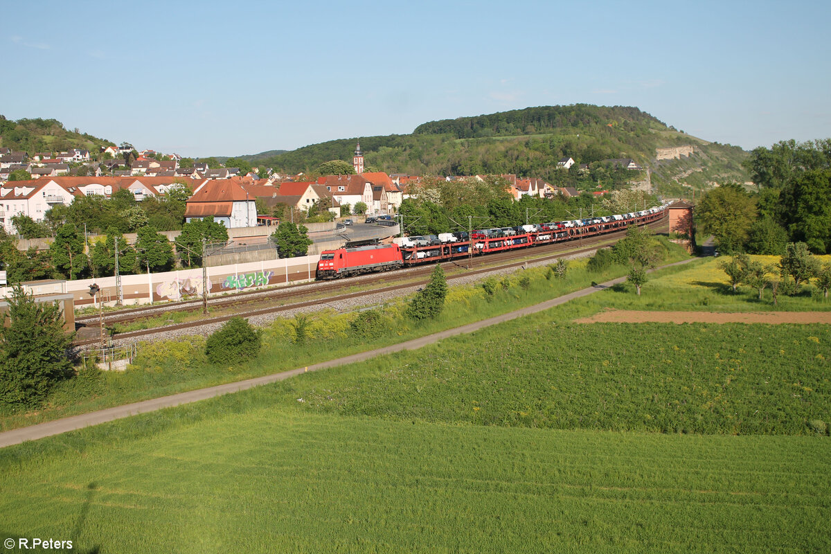 185 346-4 zieht mit einem Autotransportzug durch Retzbach-Zellingen. 11.05.24