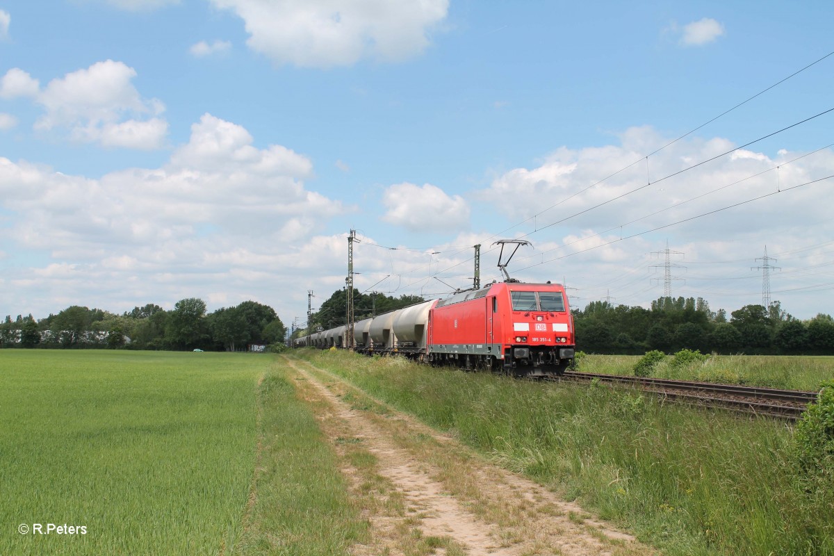 185 351-4 mit einem Kesselzug bei der Stromkreistrennstelle Bischofsheim. 20.05.15