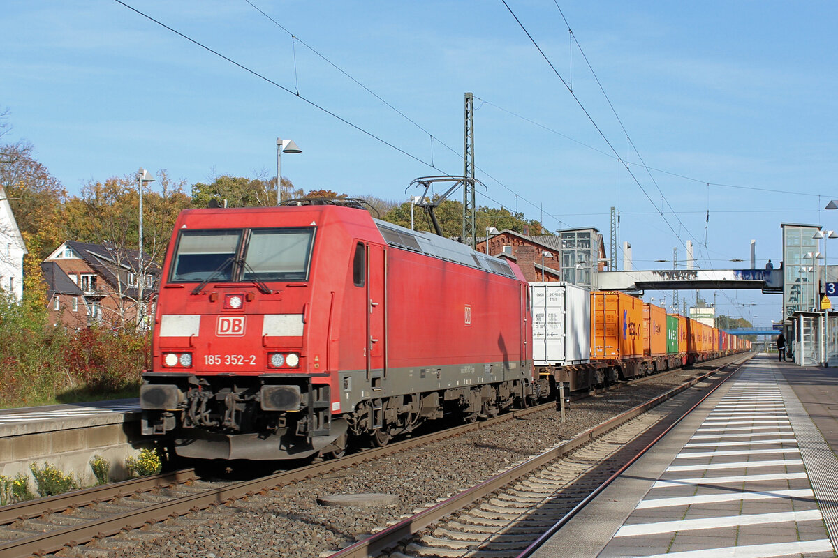 185 352-2 mit Seekisten am Haken. Tostedt, 30.10.2022.