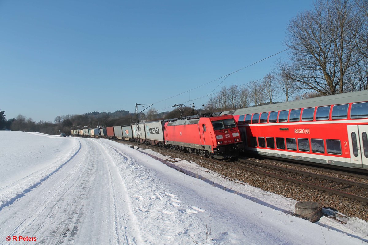 185 354-8 zieht einen Containerzug bei Pölling. 26.01.17