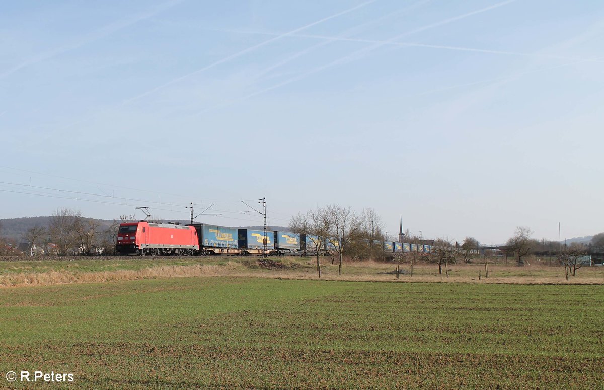 185 356-3 zieht ein LKW-Walter bei Thüngersheim. 16.03.17