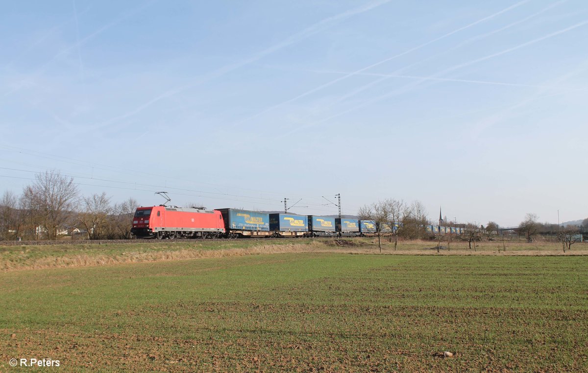 185 356-3 zieht ein LKW-Walter bei Thüngersheim. 16.03.17