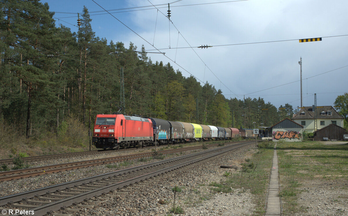 185 358-9 zieht mit dem gedeckten Güterzug durch Ochenbruck. 18.04.24