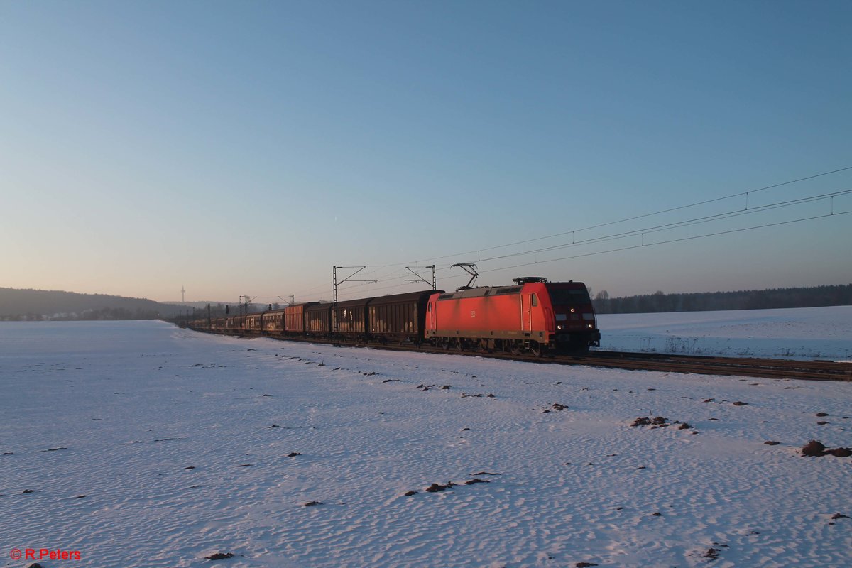 185 360-5 zieht bei Seubersdorf einen gedeckten Güterzug in Richtung Süden. 21.01.17