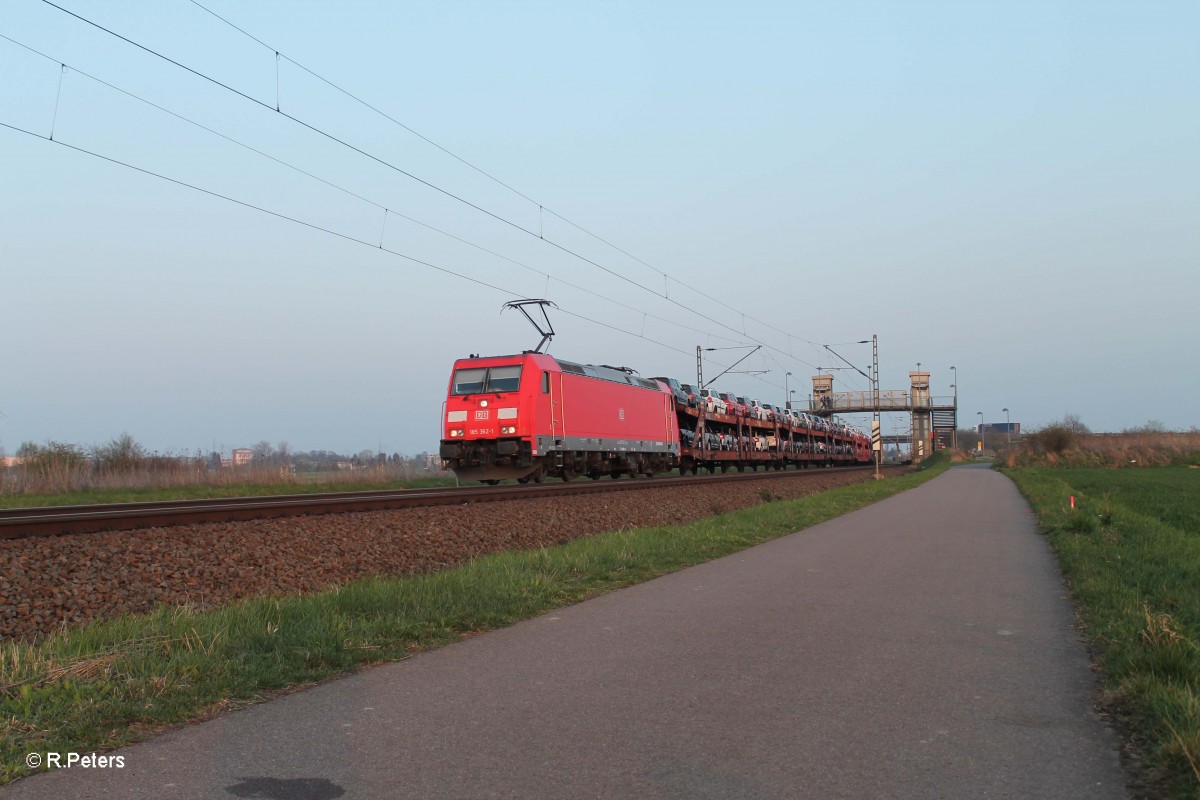 185 362-1  mit langem Autozug bei Schkeuditz West. 29.03.14