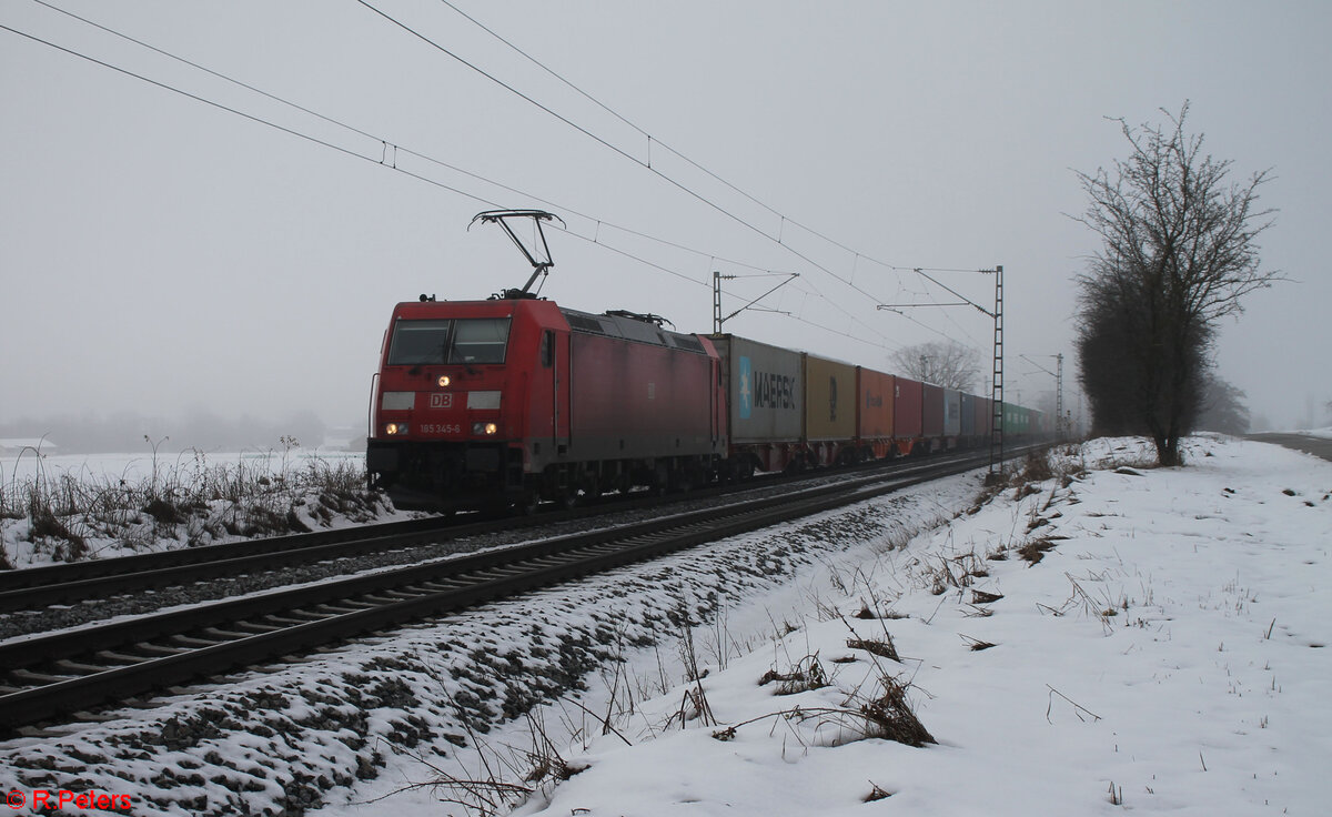 185 365-6 zieht bei Pölling ein Containerzug. 09.12.23