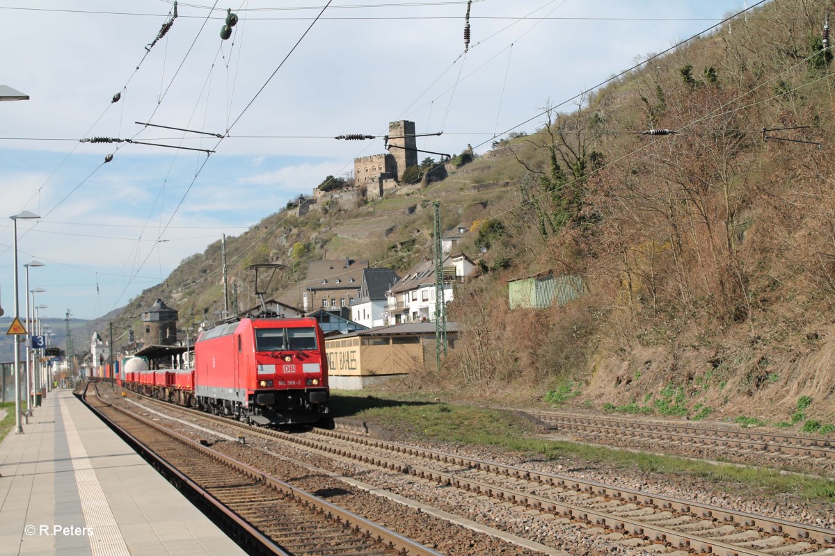 185 366-2durchfährt Kaub mit einem Containerzug. 20.03.14