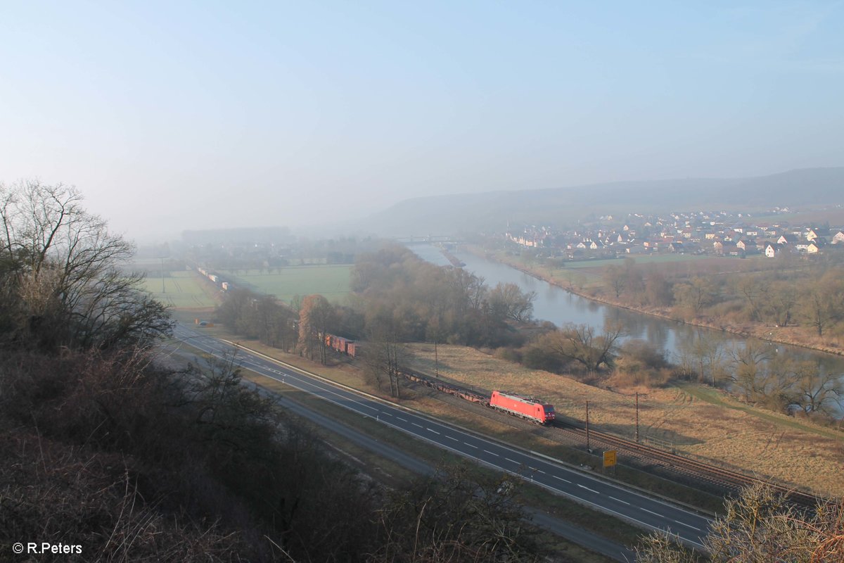 185 367-0 hat Himmelstadt verlassen und zieht mit Ihrem Containerzug gen Karlstadt durch Maintal. 16.03.17