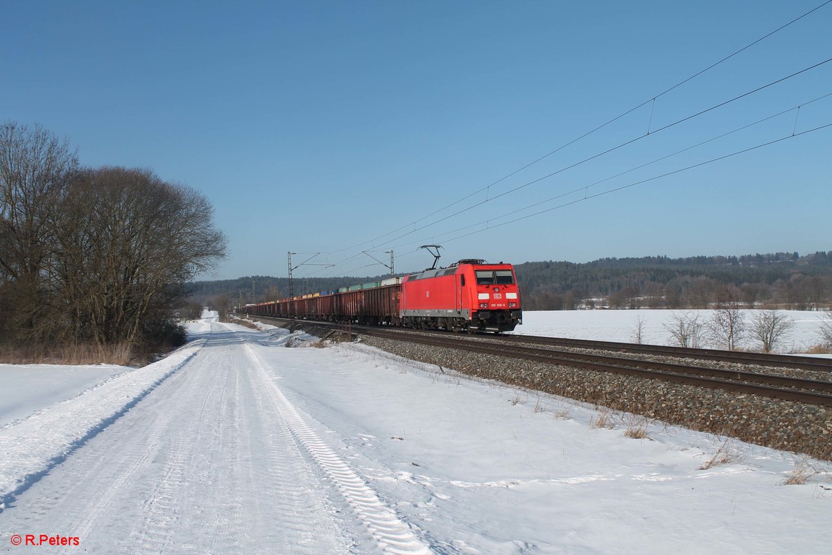 185 369-6 schiebt am Schluss von dem Containerzug mit Offenen Eas. 