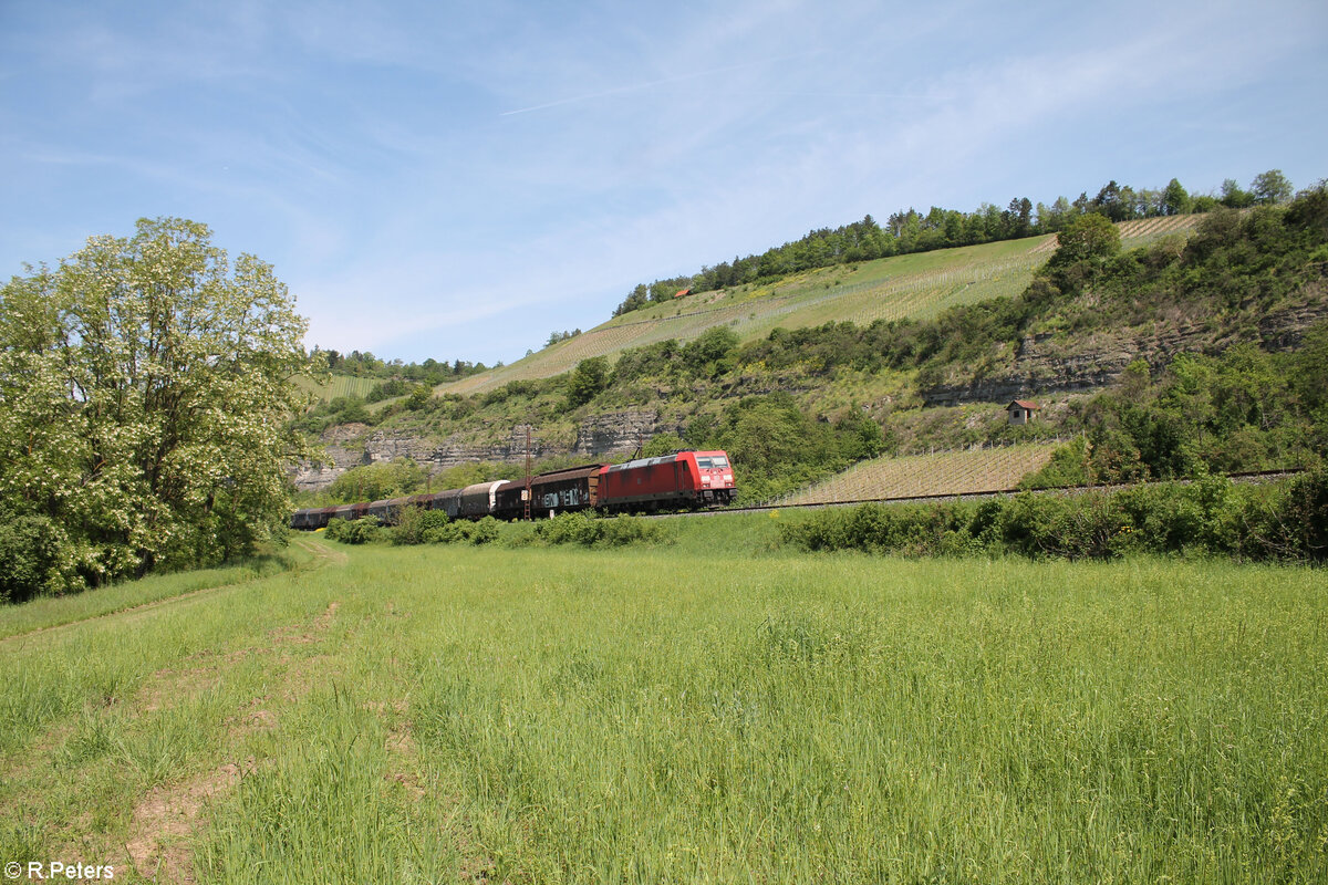 185 373-8 mit einem gemischten Güterzug bei Himmelstadt. 11.05.24