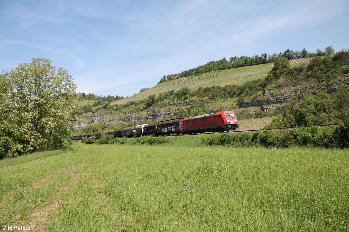 185 373-8 mit einem gemischten Güterzug bei Himmelstadt. 11.05.24