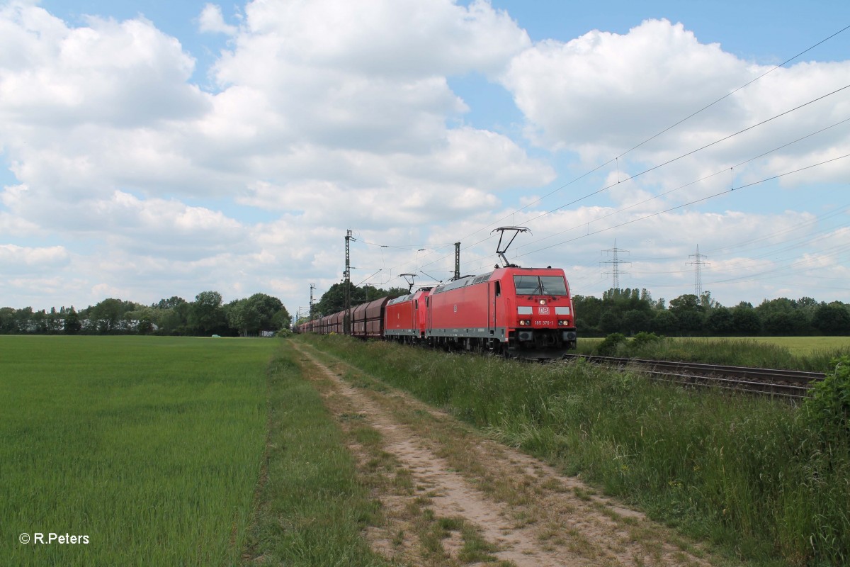 185 376-1 + 226-8 mit einem Kohlezug bei der Stromkreistrennstelle Bischofsheim. 20.05.15