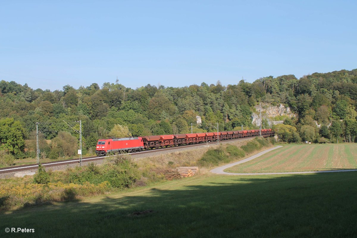 185 377-9 hat den Esslinger Tunnel im Altmühltal mit einem langen GC62446 aus München in Richtung Würzburg verlassen. 24.09.16