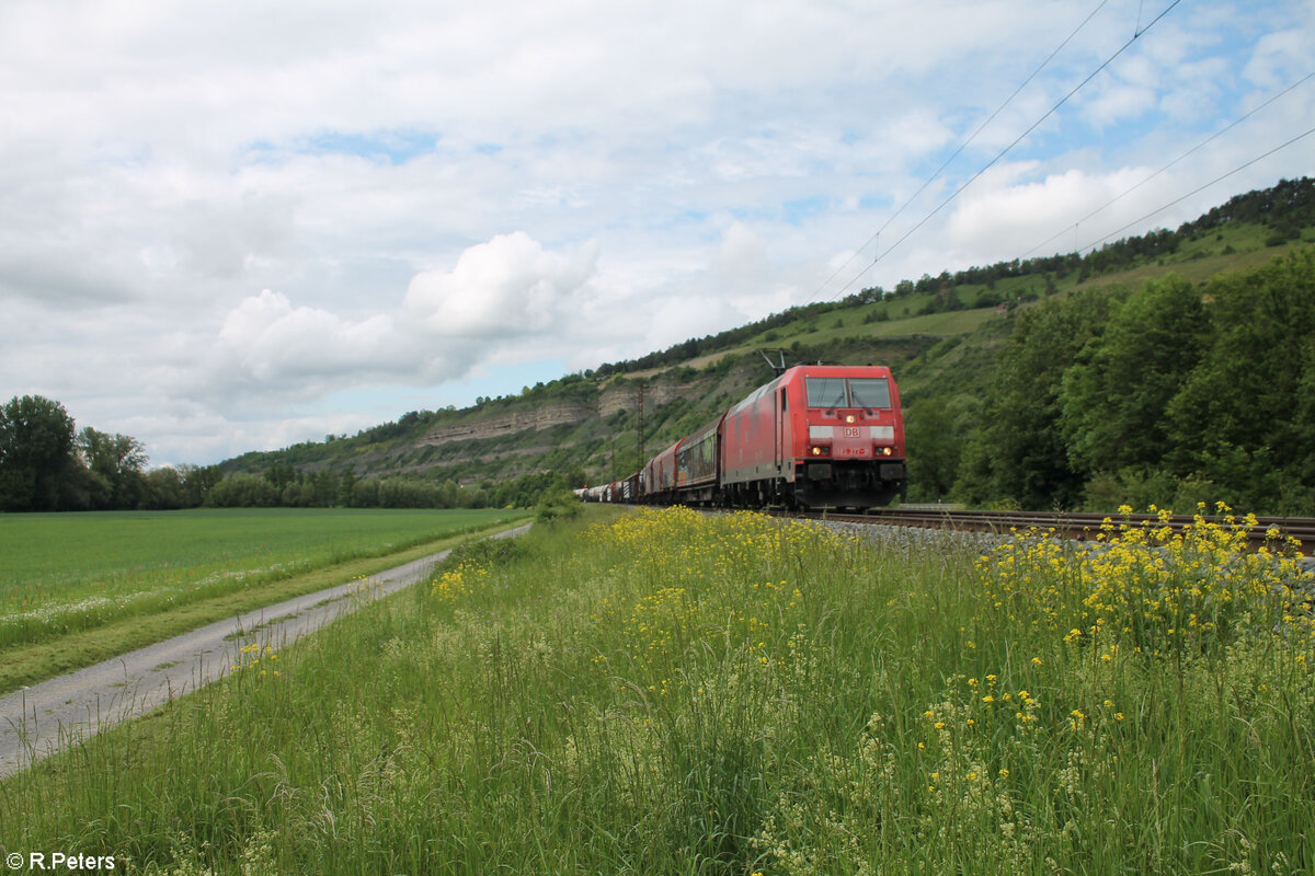 185 377-9 zieht mit einem gemischten Güterzug bei Thüngersheim gen Süden. 18.05.24