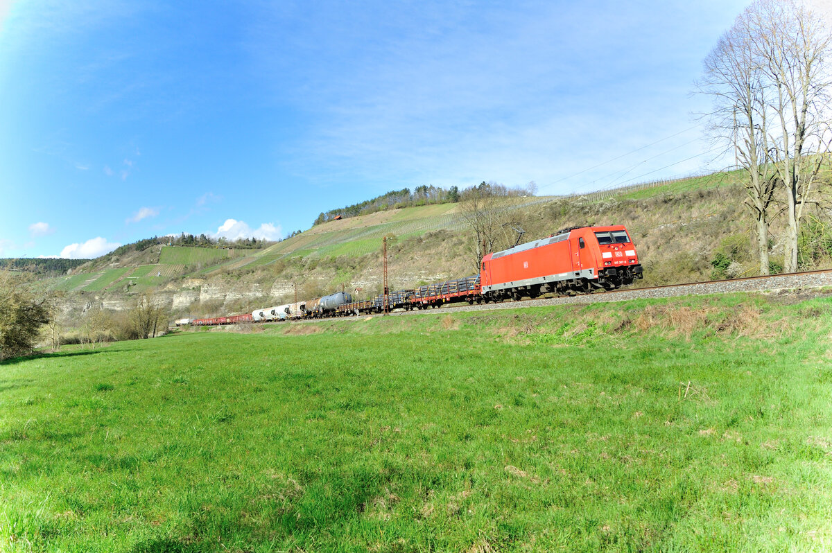 185 387-8 mit einem gemischten Güterzug bei Himmelstadt gen Süden. 28.03.24