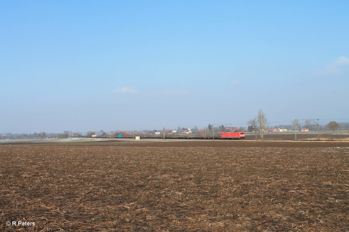 185 387 mit einem Gemischten Güterzug bei Moosham in Richtung Plattling. 11.02.16