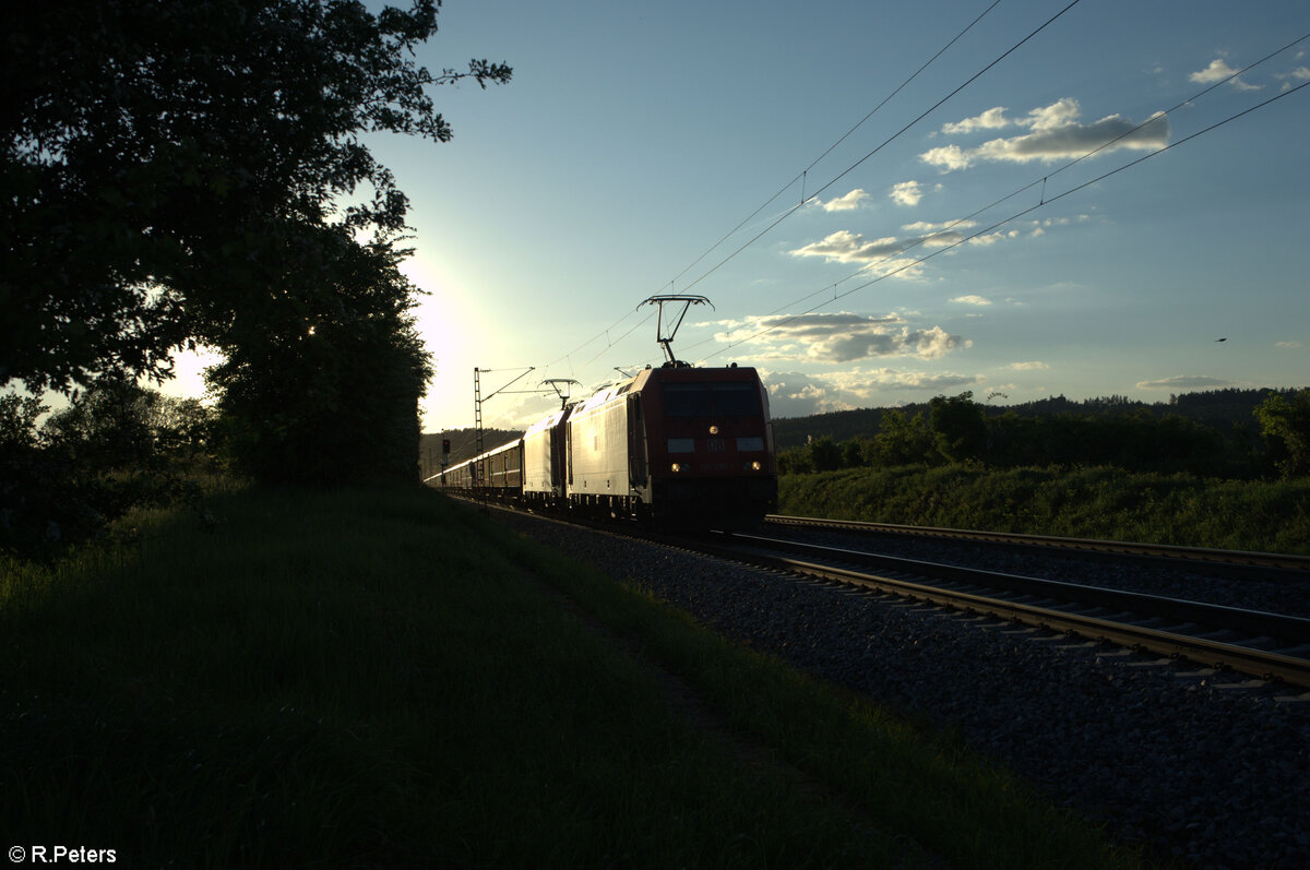 185 395-1 + 185 xxx ziehen mit einem Scraptainer bei Pölling. 14.05.24