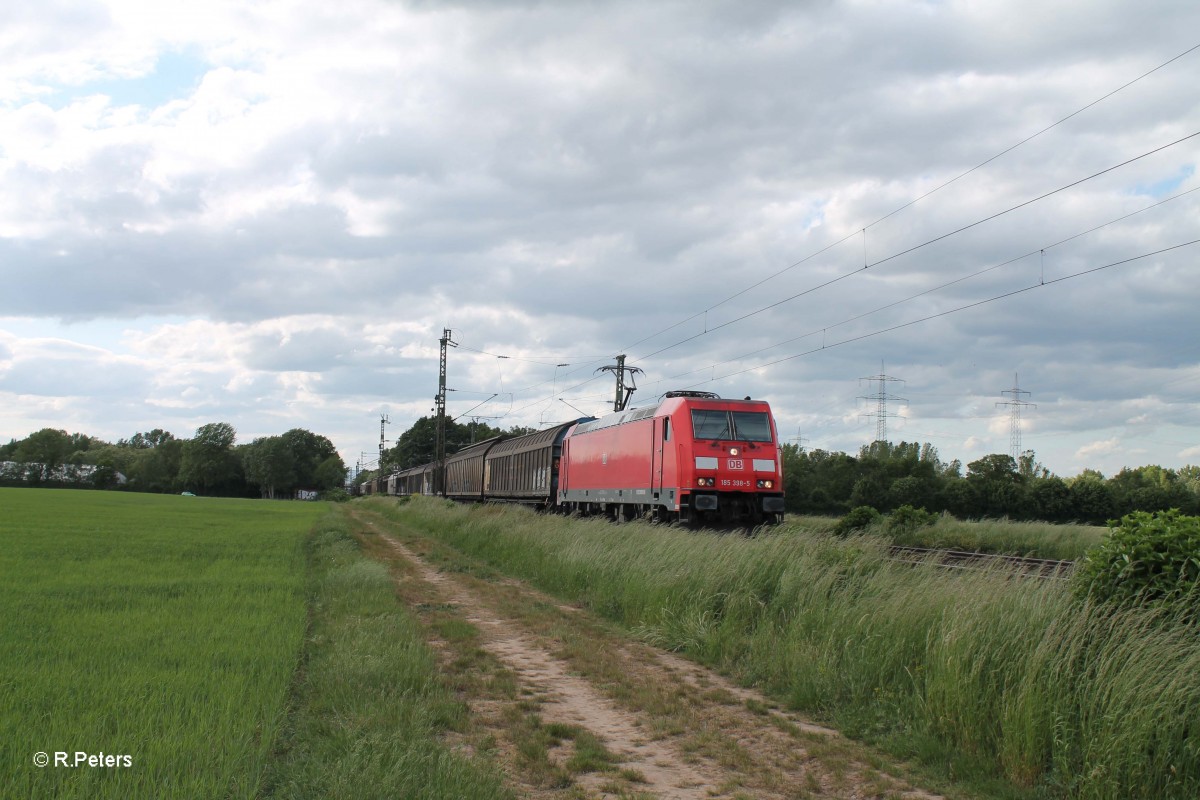 185 398-5 zieht einen gedeckten Gterzug bei der Stromkreistrennstelle Bischofsheim. 19.05.15