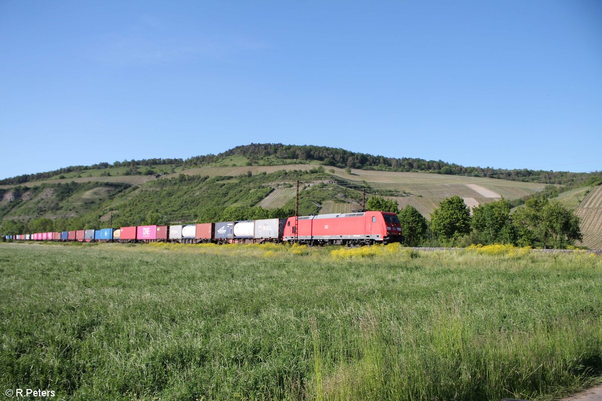 185 3xx zieht ein langen Containerzug bei Thüngersheim. 02.06.21