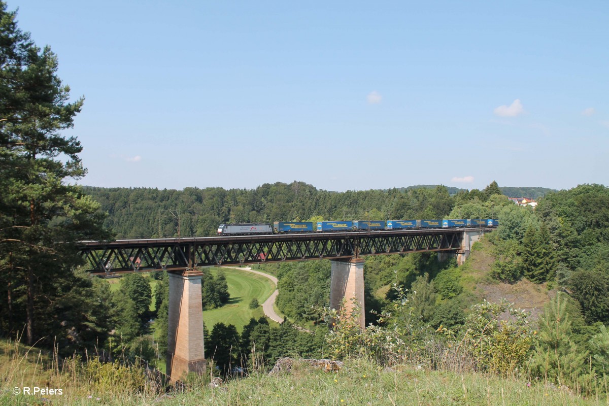 185 407-4 mit einem LKW-Walter bei Beratzhausen. 25.07.14