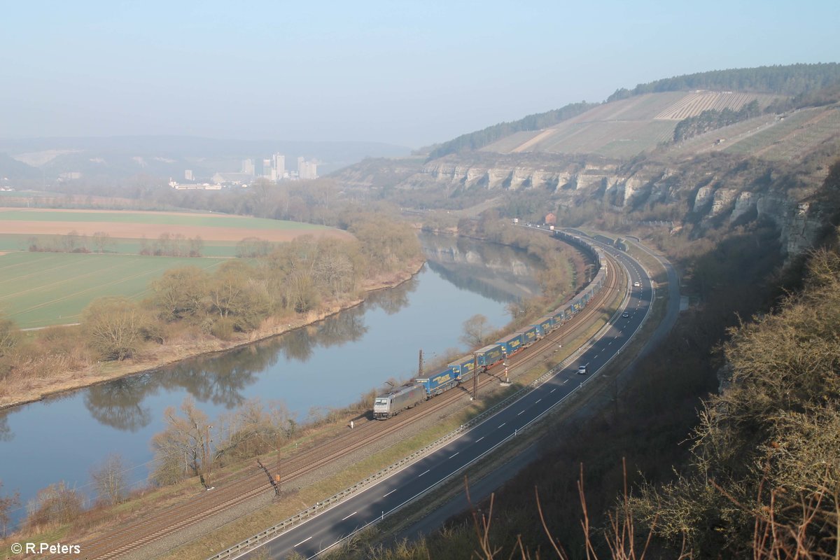 185 418-3 zieht Wechselpritschen LKW-Walter von Wanne-Eickel nach Wien zwischen Karlstadt und Himmelstadt. 16.03.17