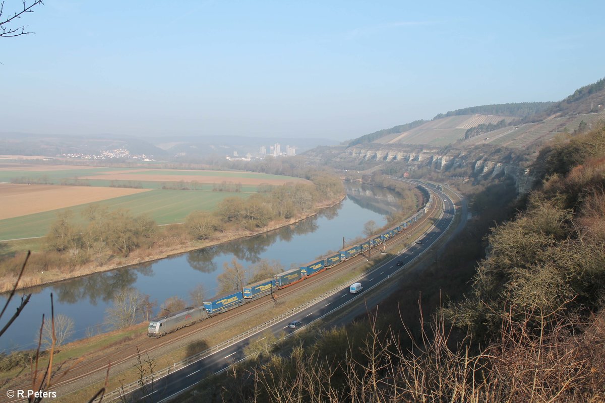 185 418-3 zieht Wechselpritschen LKW-Walter von Wanne-Eickel nach Wien zwischen Karlstadt und Himmelstadt. 16.03.17