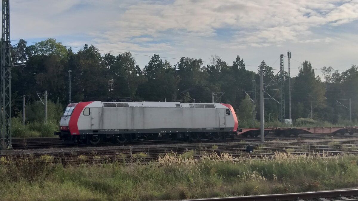 185 507-1 ex CFL mit einem Containerzug in Glauchaau. 03.10.23