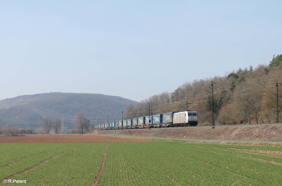 185 537-8 mit einem LKW-Walter Wechselpritschenzug bei Gambach. 16.03.17