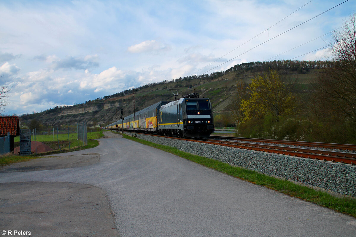 185 563-4 zieht mit einen ARS Altmam Autotransportzug bei Thüngersheim gen Süden. 28.03.24