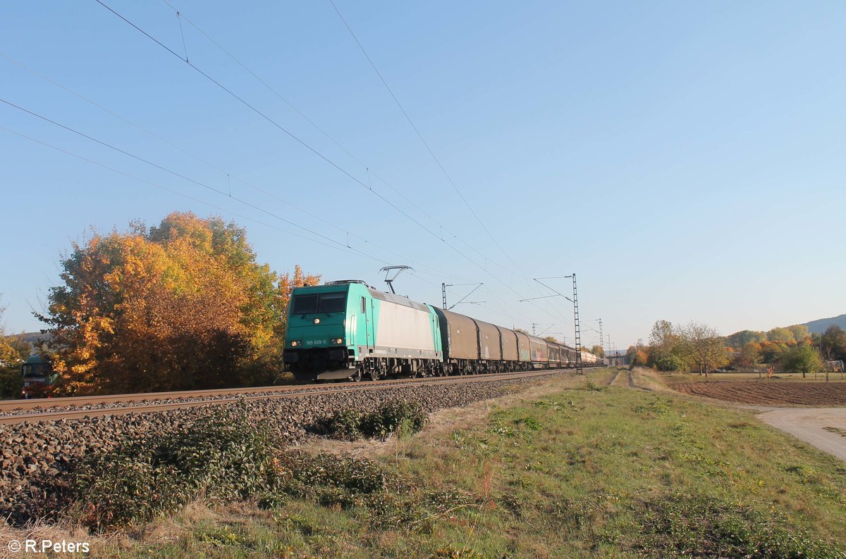 185 609-5 zieht ein gemischten Güterzug bei Thüngersheim gen Norden. 13.10.18